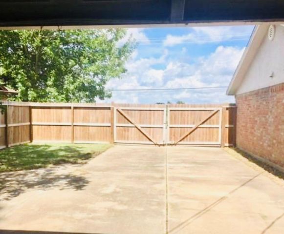 1308 Hospital Drive, Angleton, TX 77515