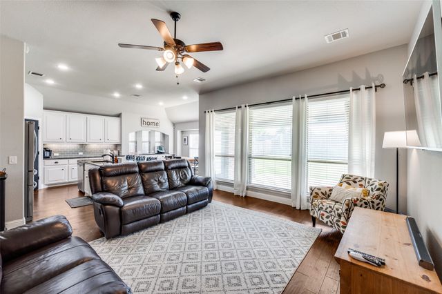 1116 Broken Wheel Trail, Aubrey, TX 76227