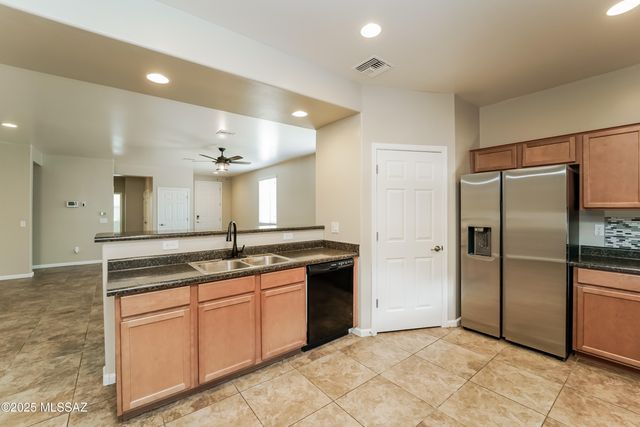6449 W Smoky Falls Way, Tucson, AZ 85757