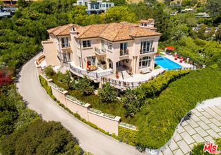 1260 St Ives Place, Los Angeles, CA 90069