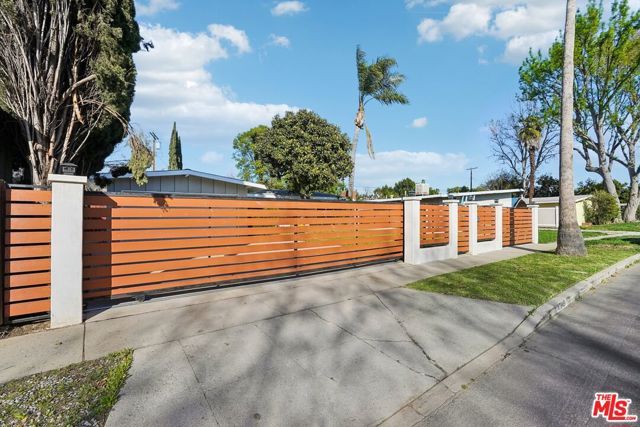 17845 Stagg Street, Reseda (los Angeles), CA 91335