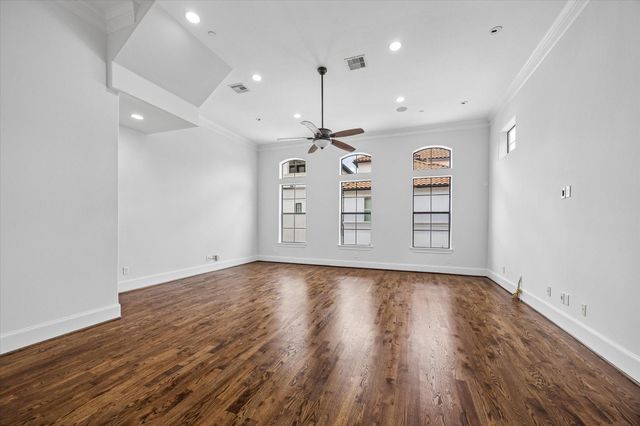 911 Queen Annes Road, Houston, TX 77024