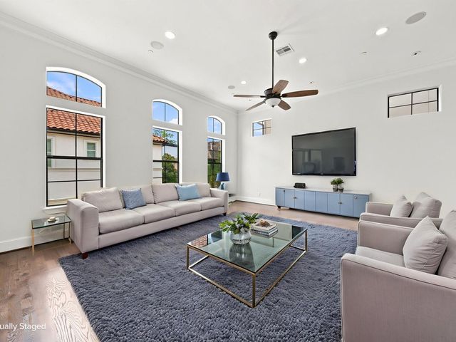 911 Queen Annes Road, Houston, TX 77024