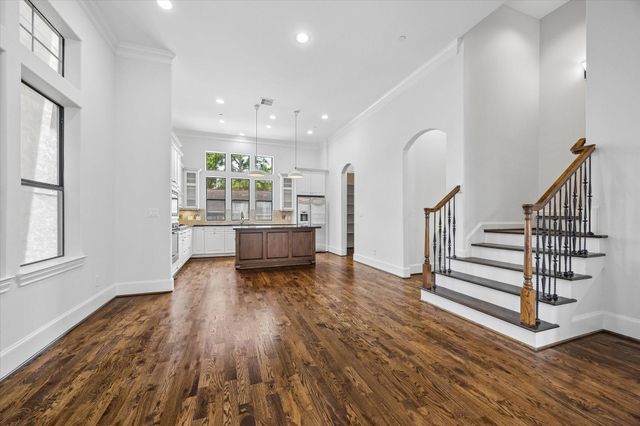 911 Queen Annes Road, Houston, TX 77024