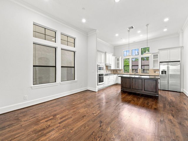 911 Queen Annes Road, Houston, TX 77024