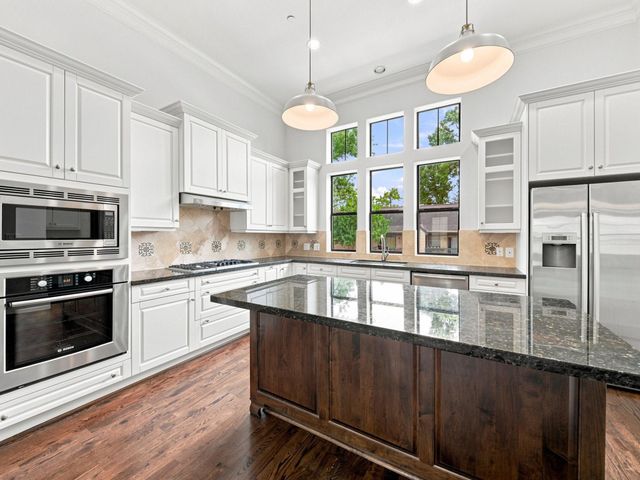 911 Queen Annes Road, Houston, TX 77024