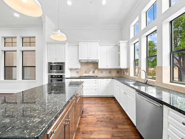911 Queen Annes Road, Houston, TX 77024