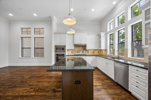 911 Queen Annes Road, Houston, TX 77024