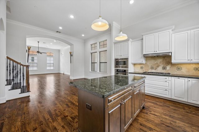 911 Queen Annes Road, Houston, TX 77024