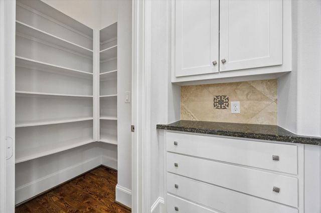911 Queen Annes Road, Houston, TX 77024