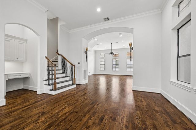 911 Queen Annes Road, Houston, TX 77024