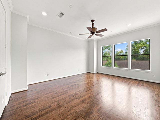 911 Queen Annes Road, Houston, TX 77024