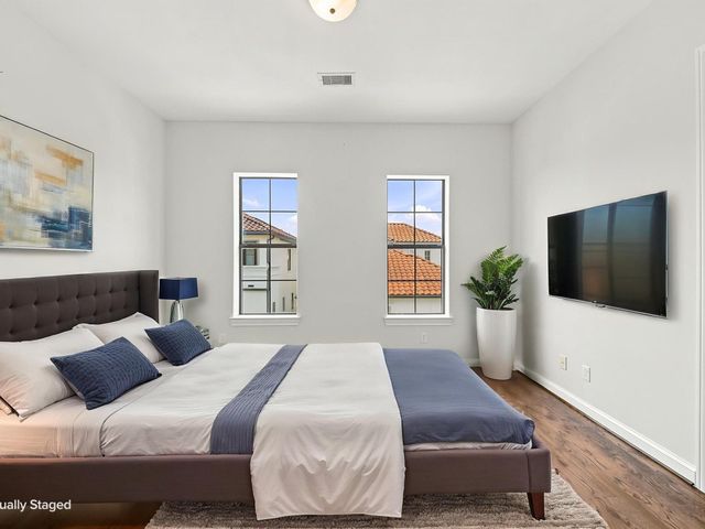 911 Queen Annes Road, Houston, TX 77024
