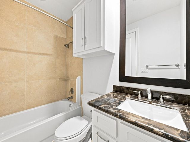 911 Queen Annes Road, Houston, TX 77024