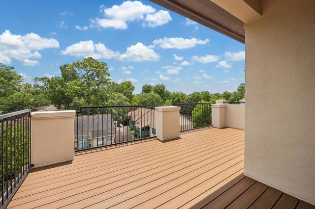 911 Queen Annes Road, Houston, TX 77024