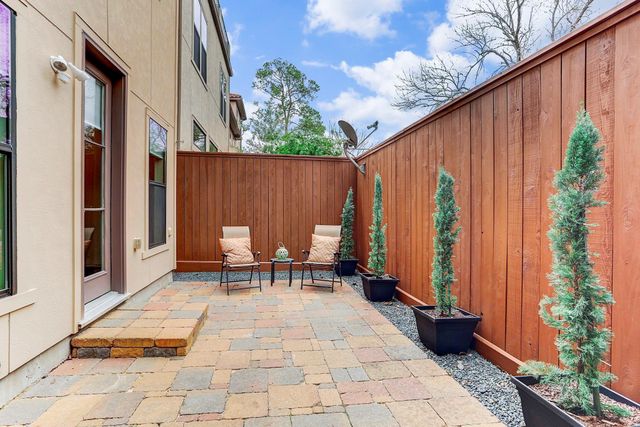911 Queen Annes Road, Houston, TX 77024