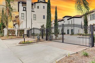 911 Queen Annes Road, Houston, TX 77024