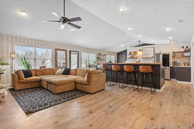 6005 River Ridge Drive, Saugatuck Twp, MI 49419