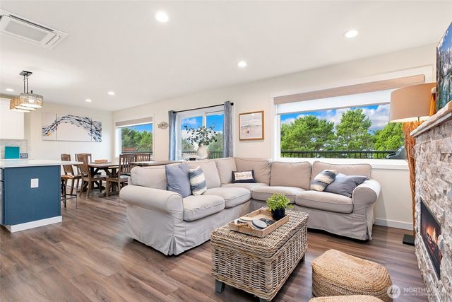 4 Drake Lane, Pacific Beach, WA 98571