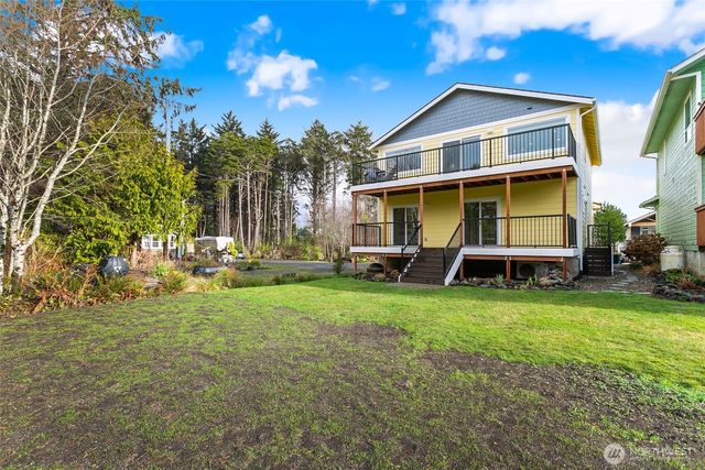4 Drake Lane, Pacific Beach, WA 98571