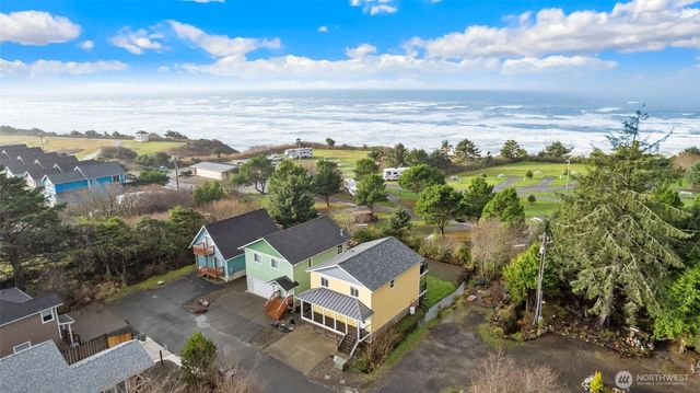 4 Drake Lane, Pacific Beach, WA 98571