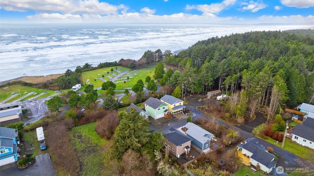4 Drake Lane, Pacific Beach, WA 98571
