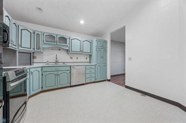 670 13th Avenue E, Fargo, ND 58078