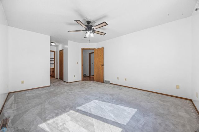 670 13th Avenue E, Fargo, ND 58078