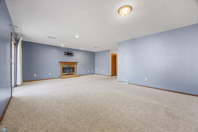 670 13th Avenue E, Fargo, ND 58078