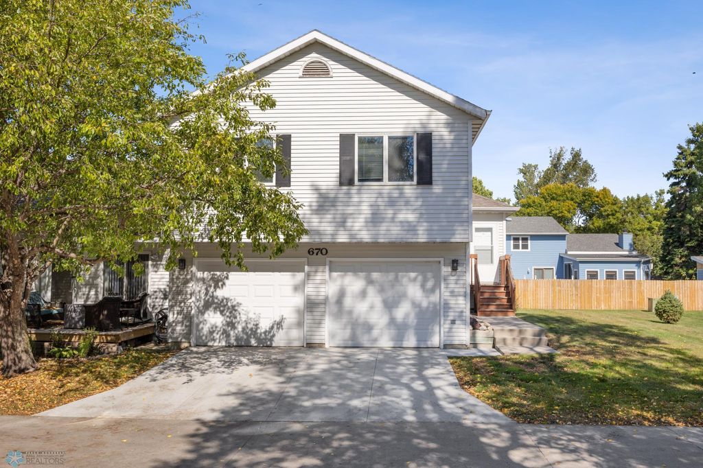 670 13th Avenue E, Fargo, ND 58078