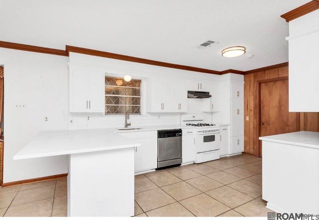 2027 S Edwards, Gonzales, LA 70727