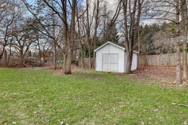 S28W30310 West End LANE, Waukesha, WI 53188