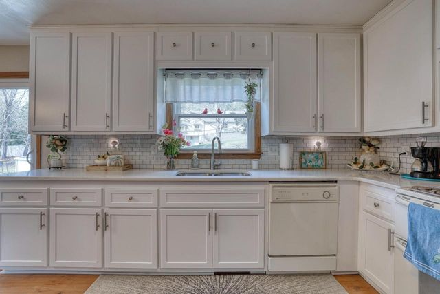 S28W30310 West End LANE, Waukesha, WI 53188