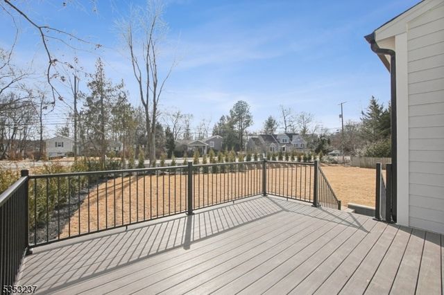 24 Rockwood Rd, Florham Park Boro, NJ 07932