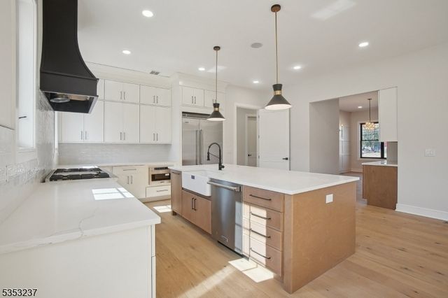 24 Rockwood Rd, Florham Park Boro, NJ 07932