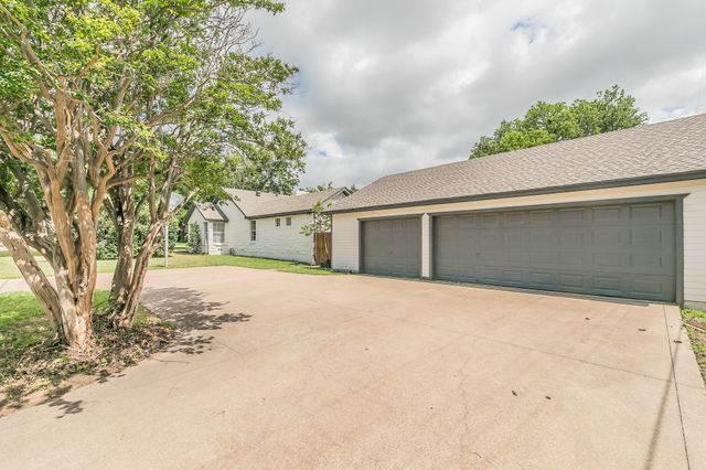 3909 Trail Lake Drive, Fort Worth, TX 76109