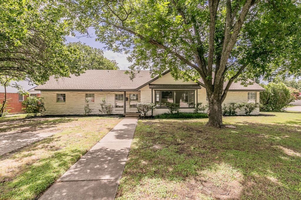 3909 Trail Lake Drive, Fort Worth, TX 76109