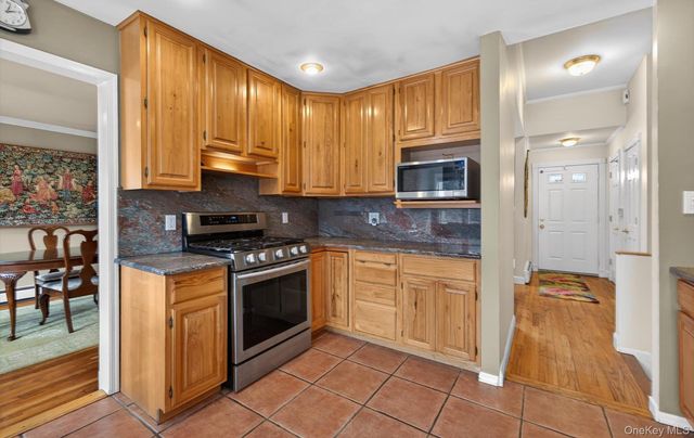 6 Wren Drive, Woodbury, NY 11797