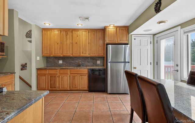 6 Wren Drive, Woodbury, NY 11797