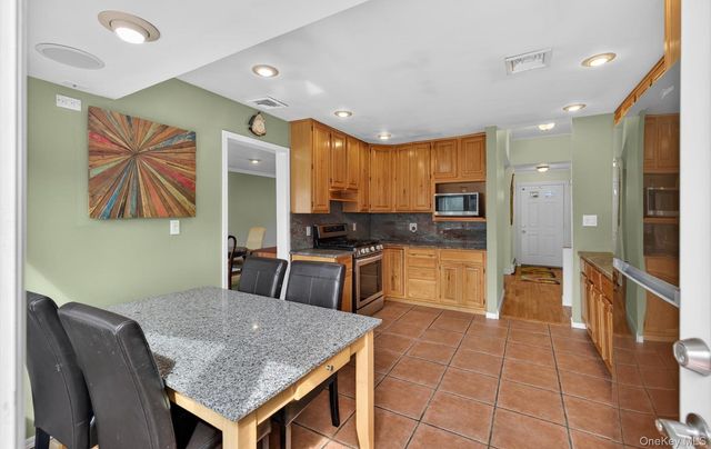 6 Wren Drive, Woodbury, NY 11797