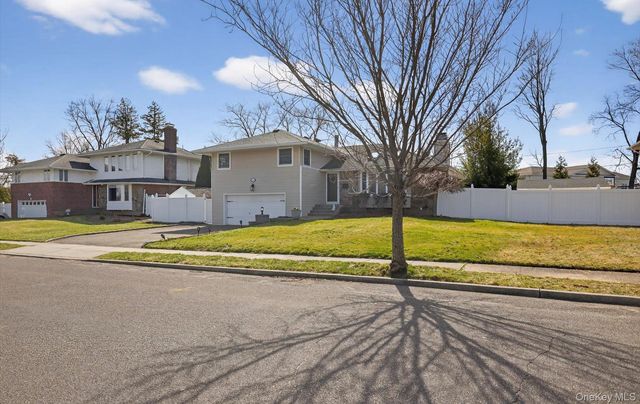 6 Wren Drive, Woodbury, NY 11797