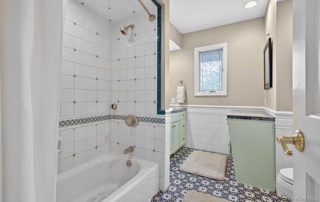 6 Wren Drive, Woodbury, NY 11797