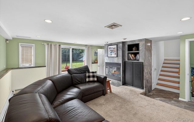 6 Wren Drive, Woodbury, NY 11797