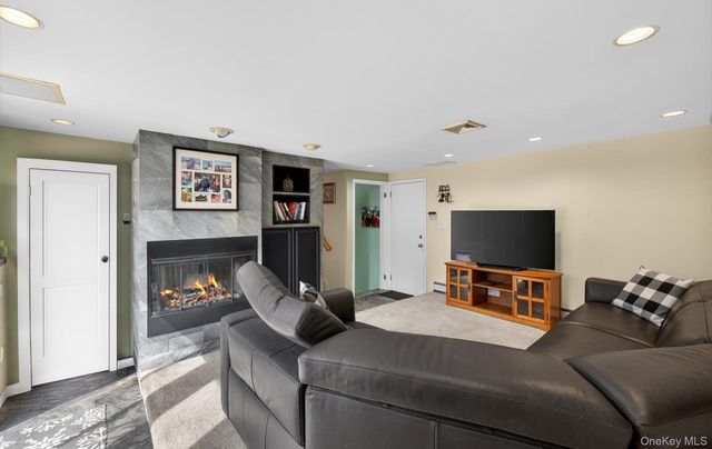 6 Wren Drive, Woodbury, NY 11797