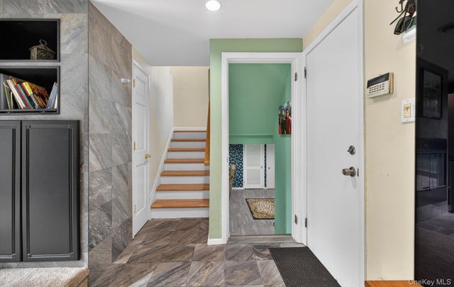 6 Wren Drive, Woodbury, NY 11797