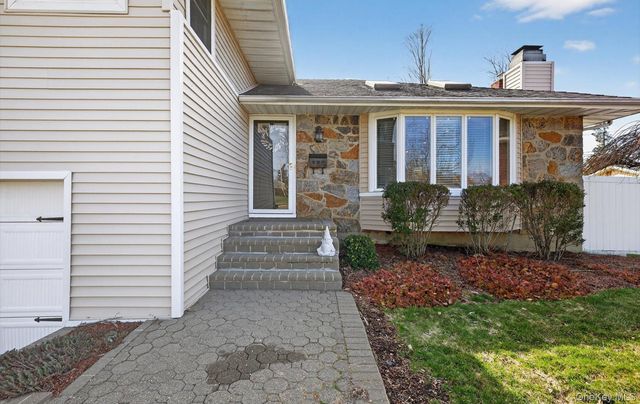 6 Wren Drive, Woodbury, NY 11797