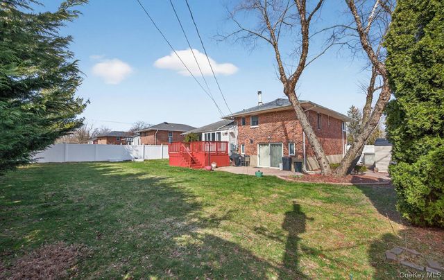 6 Wren Drive, Woodbury, NY 11797