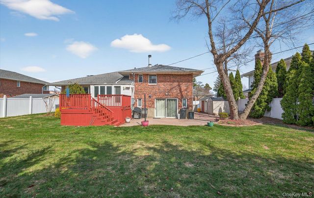 6 Wren Drive, Woodbury, NY 11797