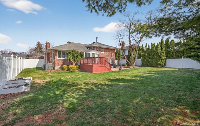 6 Wren Drive, Woodbury, NY 11797