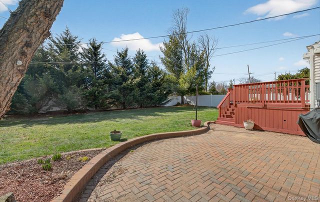 6 Wren Drive, Woodbury, NY 11797